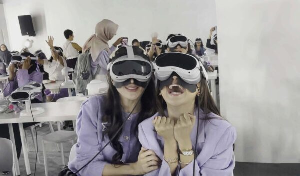 Serasa di Barisan Terdepan! Primeskills dan AMG Bawa Kamu Nonton BTS Pakai VR di BSTARVERSE