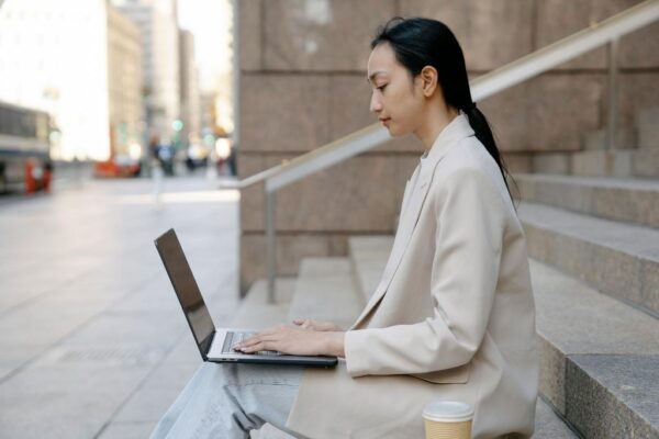 Suka Duka Jadi Karyawan Kantoran Sekaligus Punya Usaha Sampingan