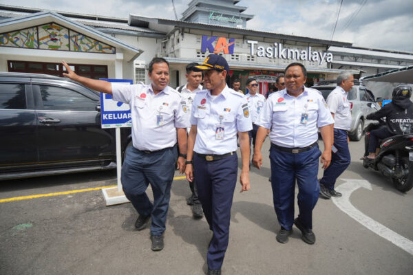 Direktur Utama PT KAI Lakukan Posko Angkutan Nataru 2025/2026, Pastikan Pelanggan Terlayani dengan Baik