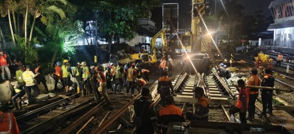 Tingkatkan Keselamatan dan Kelancaran Perjalanan Kereta Api, KAI Daop 2 Bandung Lakukan Penggantian Rel dan Wesel KA di Sejumlah Titik