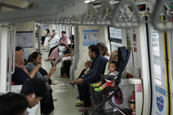 Liburan Nataru Naik LRT Jabodebek? Yuk Pahami Ketentuan Tarif Anak