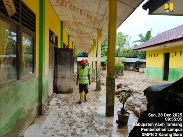 Pulihkan Kegiatan Belajar Mengajar, Kementerian PU Mulai Bersihkan Sarana Pendidikan di Aceh Tamiang