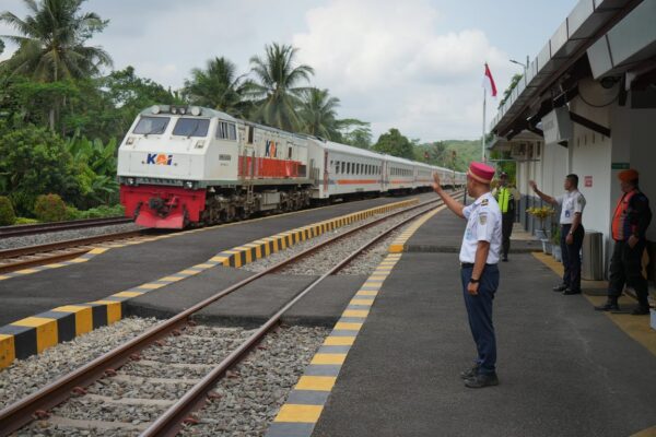 Ketepatan Waktu KA Berangkat Capai 99,57 Persen, KAI Daop 2 Bandung Operasikan 3.258 Perjalanan Selama Angkutan Nataru 2025/2026
