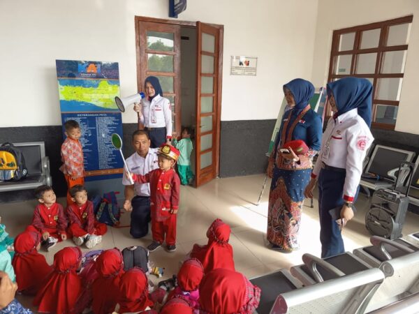 Tanamkan Budaya Keselamatan Sejak Dini, KAI Daop 4 Semarang Gelar Edukasi Perkeretaapian di Stasiun Cepu