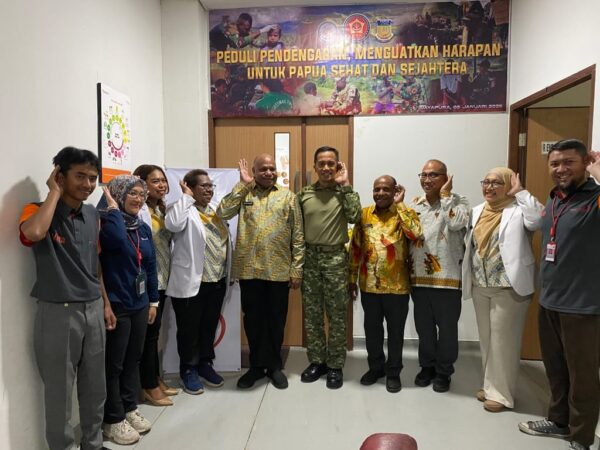 Kogabwilhan III Dorong Kesehatan Inklusif di Papua lewat Bantuan Alat Bantu Dengar dan Sembako