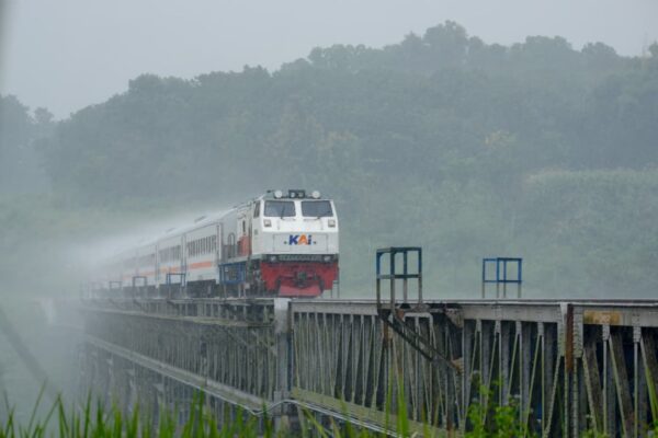 Hujan di Wilayah Jakarta, KAI Imbau Pelanggan Datang Lebih Awal ke Stasiun dan Manfaatkan Face Recognition Boarding Gate