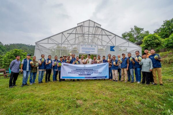 Panen Perdana Greenhouse Hidroponik, Krakatau Steel Perkuat Pendidikan Pertanian Modern dan Ketahanan Pangan Pesantren