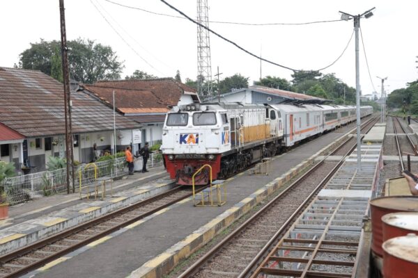 KAI Daop 2 Bandung Batalkan Perjalanan KA Ciremai Dampak Banjir di Wilayah Daop 4 Semarang