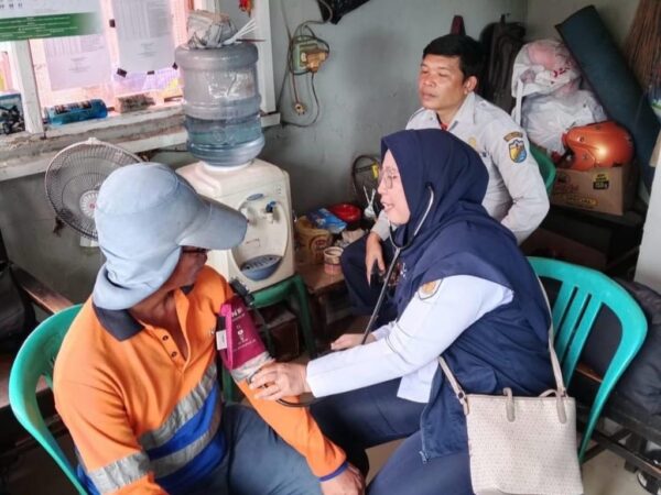 KAI Daop 4 Semarang Pastikan Kesehatan Petugas Prasarana Selama Penanganan Genangan di Pekalongan
