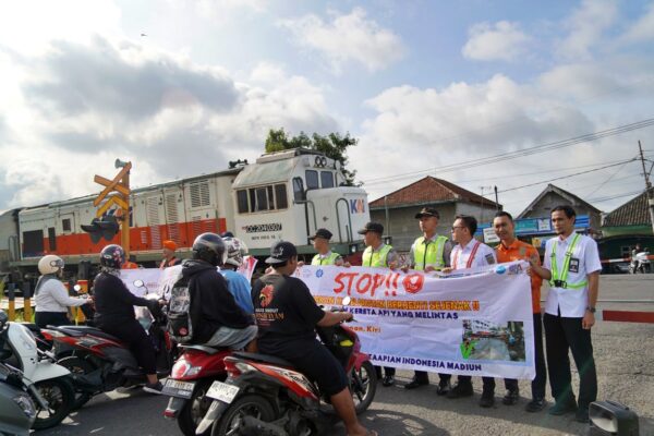 KAI Daop 7 Madiun Gandeng Taruna dan Taruni PPI, Perkuat Edukasi Keselamatan di Perlintasan Sebidang