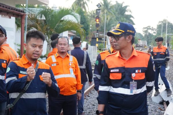 KAI Divre III Palembang Pastikan Keandalan Prasarana melalui Cek Lintas Jalan Kaki Wilayah Penimur.