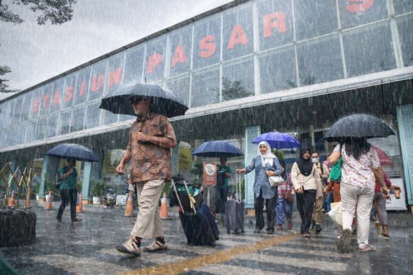 Musim Hujan, KAI Daop 1 Jakarta Bagikan Tips Naik Kereta Api agar Perjalanan Tetap Aman dan Nyaman