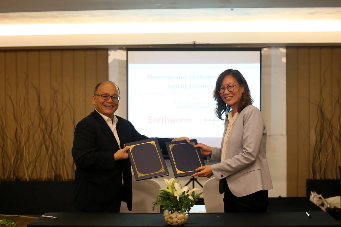 Chairman of the JASPO Board of Directors, Datuk Darrel Webber (left), and Malaysia Country Representative of the Earthworm Foundation, Kiah Hui Ooi (right), exchange the signed MoU