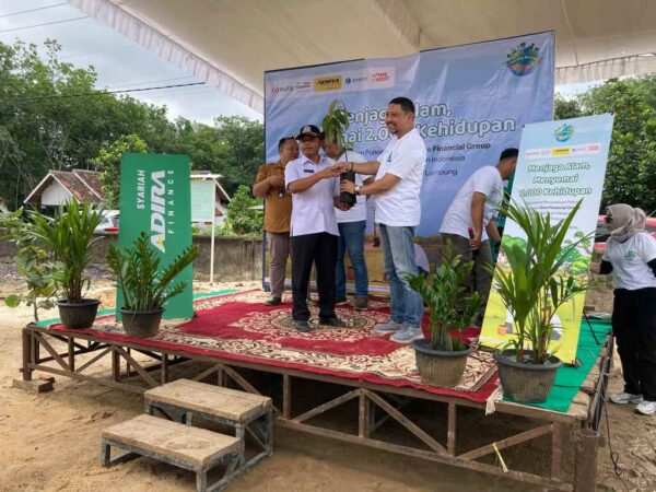 Peduli Sumatra: Adira Finance Bantu Warga Terdampak & Tanam Pohon Berakar Kuat Bersama Grup MUFG