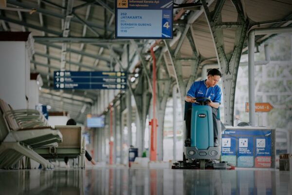 Ride On Scrubber, Si Kecil Andalan Resclean Buat Lantai Stasiun Bersih