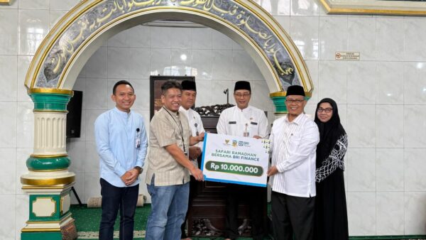 BRI Finance Berbagi dalam Safari Ramadhan di Masjid Jami’ Al Abror, Jakarta Selatan